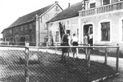 077 0001 Das Wohnhaus und ein Stallwirtschaftsgebaeude der Familie Curt Fraude in Plompen
