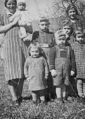 077 0008 Frau Gertrud Jodeit mit ihren Kindern