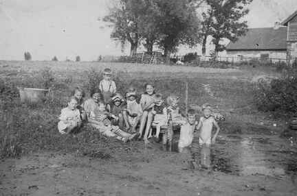 077 0009 Frau Gertrud Jodeit geb Sahm als Badeaufsicht bei ihren Kindern und den Kindern einer befreundeten Familie