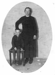 077 0010 Erich Blaetke und seine Mutter Bertha Blaetke in Plompen 1936