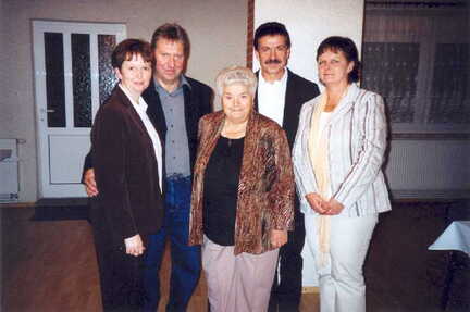 077 1014 Ruth Blaetke mit Ihren Soehnen und Schwiegertoechtern zu ihrem 80 Geburtstag 2007