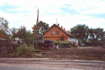 077 1015 Plompen 1993 das Chausseehaus am Weg nach Plompen