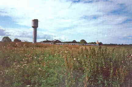 077 1018 Blick auf das Gut Plompen im Jahre 1993 Der Wasserturm zeigt etwa den Platz an wo das Gutshaus stand