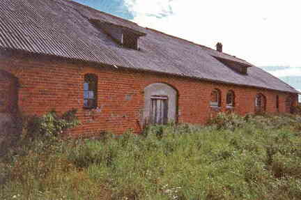 077 1019 Ein noch stehendes Stallgebaeude auf dem Gutshof Plompen im Jahre 1993