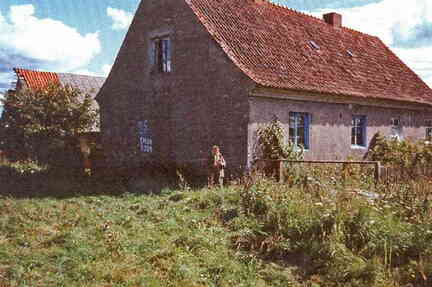 077 1020 Das letzte Insthaus seitlich der Strasse in Plompen im Jahre 1993