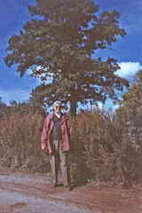 077 1021 Herr Hans G Balzer neben den alten Apfelbaum auf dem Muehlengrundstueck im Jahre 1993