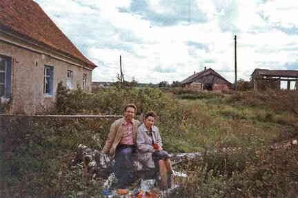 077 1022 Russisches Taxi Ehepaar neben einem Insthaus in Plompen im Jahre 1993