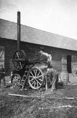 078 0001 Der Schmiedemeister des Gutes Pogirmen an der Lokomobile die 1936 den Dreschkasten antrieb