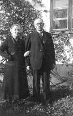 078 0006 Tante Mieze und Onkel Rudolf die Besitzer des Gutes Pogirmen
