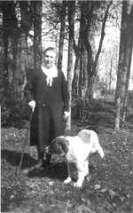 078 0012 Tante Mieze mit dem Bernhardiner Barry im Park des Gutes