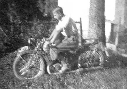 078 0051 Guenther auf dem Motorrad Wenn das Tante Mieze gesehen haette