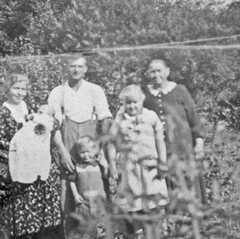 078 0073 Am 07 August 1938 Taufe von Willi Neumann Im Bild v l die Eltern August u Otto Neumann Geschwister und Grossmutter