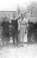 079 0009 Pfingsten 1936 vor dem Hof Werner in Poppendorf Ursula Scharwies Horst Kahlek und Elly Werner