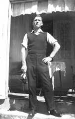 079 0010 Horst Kahlek aus Poppendorf vor dem Haus Werner im Jahre 1937