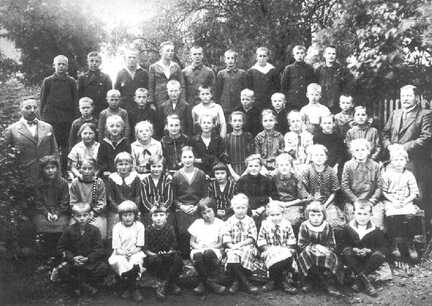 079 0018 Poppendorfer Schulkinder 1927 mit ihren Lehrern Ernst Will links und Lehrer Nabrotzki rechts