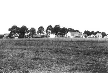 079 0023 Blick ueber die Felder auf die Gendarmerie