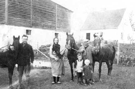 079 0034 In der Siedlung in Poppendorf 1934 auf dem Hof Hennig Links Otto Hennig in der Mitte die Kinder Magdalena und Ulrich Hennig