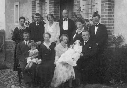 079 0036 Taufe bei der Familie Paul Schoenke in Poppendorf 1934 Vorne rechts die Eltern Frieda und Paul Schoenke mit Tochter Ilse