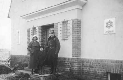 079 0037 Polizist Paul Schoenke mit Ehefrau Frieda geb Migowski in Poppendorf im Jahre 1933