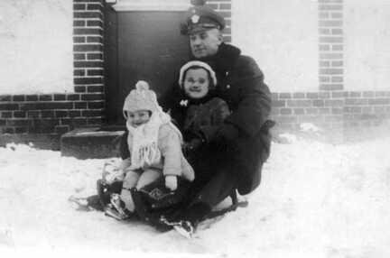 079 0038 Poppendorf im Winter 1939 40 Paul Schoenke mit seinen Kindern Ilse und Ulrich