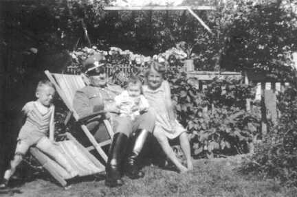 079 0039 Poppendorf im Sommer 1941 Paul Schoenke mit seinen Kindern Ilse Ulrich und Sigrid im Garten