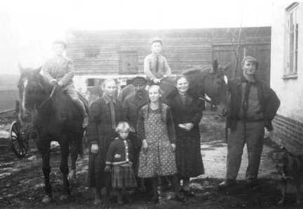 079 0041 Auf dem Hof von Landwirt Thiel um 1936 Im Bild Karl und Marie Thiel mit den Kindern Frieda Liesbeth Gertrud Richard Fritz und Helmut