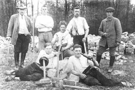 079 0042 Foto von ca 1930 Liegend rechts Otto Jermies aus Poppendorf Ferner sind im Bild Ernst Broyer Romau und Fritz Broyer Milchbude Sanditten