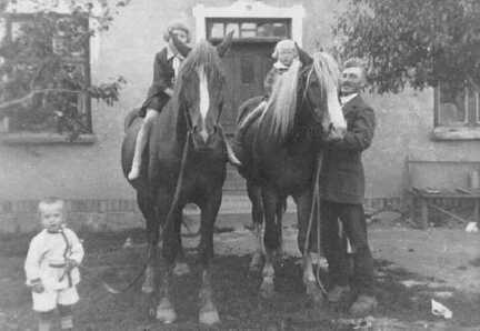 079 0046 Ernst Lewerenz im Hof seines Anwesens mit seinen Kindern als stolze Reiter