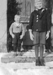 079 0049 Manfred und Armin Lewerenz am 17 03 1940 vor der Haustuer