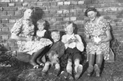 079 0050 Frau Lewerenz mit ihren Kindern im September 1942