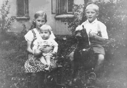 079 0052 Die Geschwister Lewerenz im Jahre 1937 Anneliese mit Armin und Manfred als Reiter
