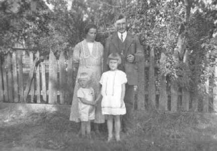 079 0053 Das Ehepaar Ernst und Johanna Lewerenz mit ihren Kindern Manfred und Anneliese