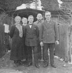 079 0057 Helmut Boehm an seiner Konfirmation mit den Eltern und Grosseltern am 30 03 1941
