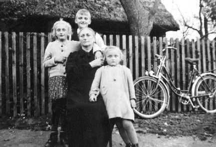 079 0059 Helmut Boehm mit seiner Grossmutter Minna Boehm und zwei Cousinen