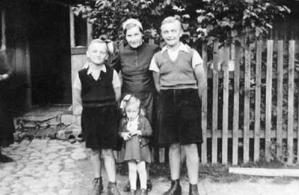 079 0060 Von links Herbert und Helmut Boehm mit einer Tante