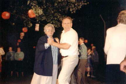 080 2041 3 Treffen vom 26 28 08 1988 in Oyenhausen Musik Stimmung und Tanz auf der Terrasse