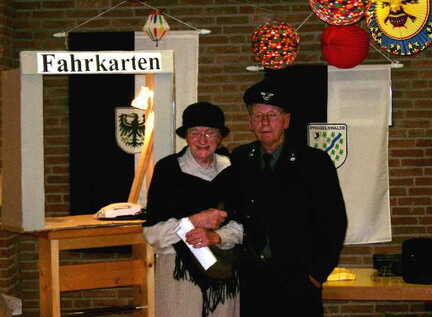 080 2412 19 Treffen vom 3 5 September 2004 in Loehne Viel Applaus fuer das Ehepaar Inge und Gerhard Kugland fuer ihre Darbietung