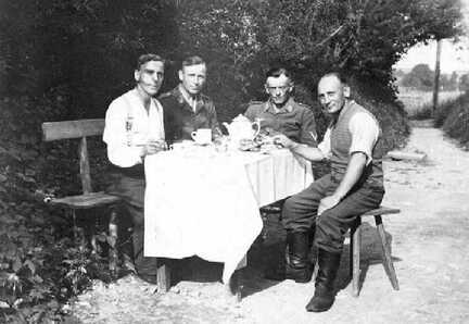 080 0001 Willi Stein aus Pregelswalde zweiter von rechts auf Heimaturlaub Er trinkt mit seinen alten Freunden Kaffee