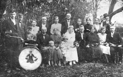 080 0003 Ob eine Hochzeitsfeier in Pregelswalde oder in Schiewenau gefeiert wird Willi Stein mit seiner Band ist selbstverstaendlich dabei