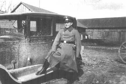 080 0008 Franz Lohrenz in Uniform und mit seinem Auto auf seinem Hof