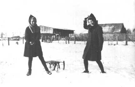 080 0009 Hanna Gutzeit und Irmgard Weinreich Im Hintergrund die Schmiede Moeller