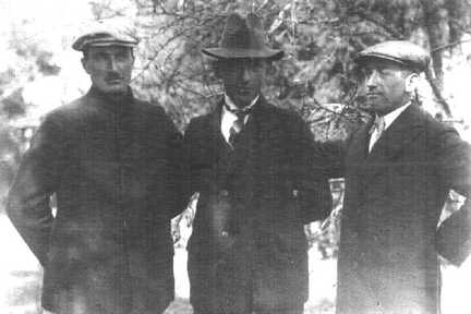 080 0016 Drei Landwirte aus Pregelswalde im angeregten Gespraech l Emil Godun Mitte Arnold Pieck r Fritz Schiemann
