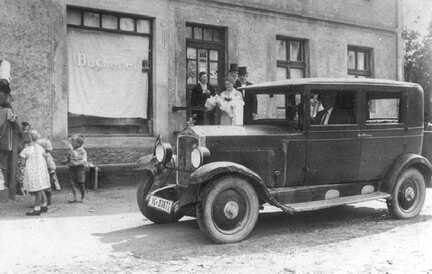 080 0018 Franz Lohrenz mit dem Auto anlaesslich einer Kindtaufe vor dem Muehlenhaus