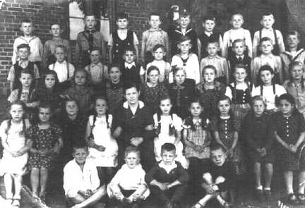 080 0023 Volksschule Pregelswalde 1938 Lehrerin Magda Weske mit dem 3 und 4 Jahrgang der zweiten Klasse