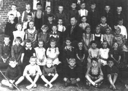 080 0025 Volksschule Pregelswalde Lehrer Hans Hofschen mit seiner Klasse