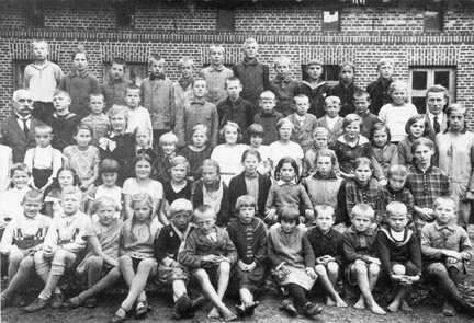 080 0031 Volksschule Pregelswalde Links Hauptlehrer Gustav Blank rechts Lehrer Rudolf Karnick