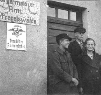 080 0032 Die Geschwister Heinz Herbert und Hertha Doemke vor dem Buergermeisteramt