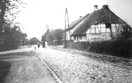 080 0037 Gepflasterte Dorfstrasse und Buergersteig Links der Schmiedeberg als Zufahrtsweg zu den Haeusern