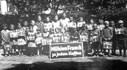 080 0041 Muehlen Fran machte damals schon reichlich Reklame und verteilte zur Belohnung kleine Geschenke die immer willkommen waren