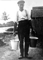 080 0043 Ewald Birkhahn aus Pregelswalde auf dem Weg vom Bauern Albert Lohrenz zu seinem Wohnhaus